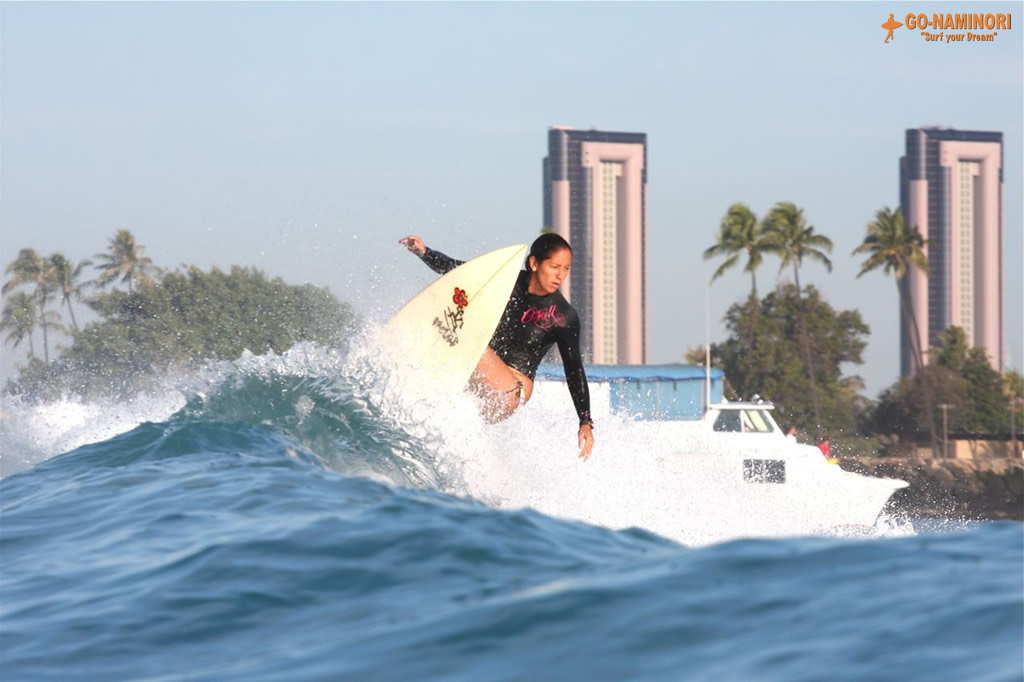 ハワイの壁紙 On The Surf World サーフィン Girls Going Off The Lip Hawaii プラスハワイ