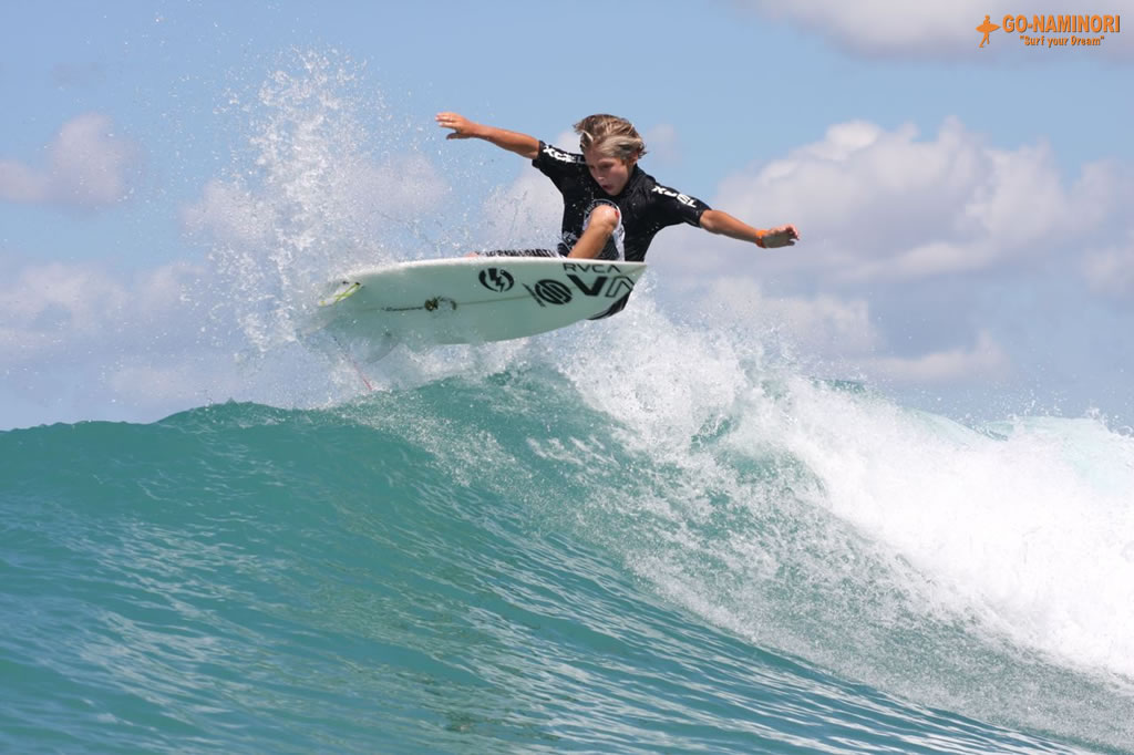 ハワイの壁紙 On The Surf World サーフィン Young Men Can Fly Hawaii プラスハワイ