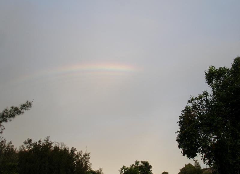 オーロラと波打つ虹