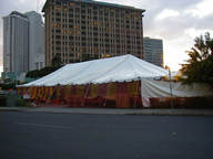 街中でよく見かけるテント