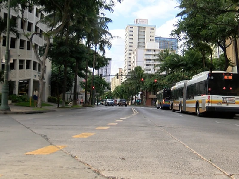 ホノルル市がクヒオ通りにバス専用レーンの導入を推進