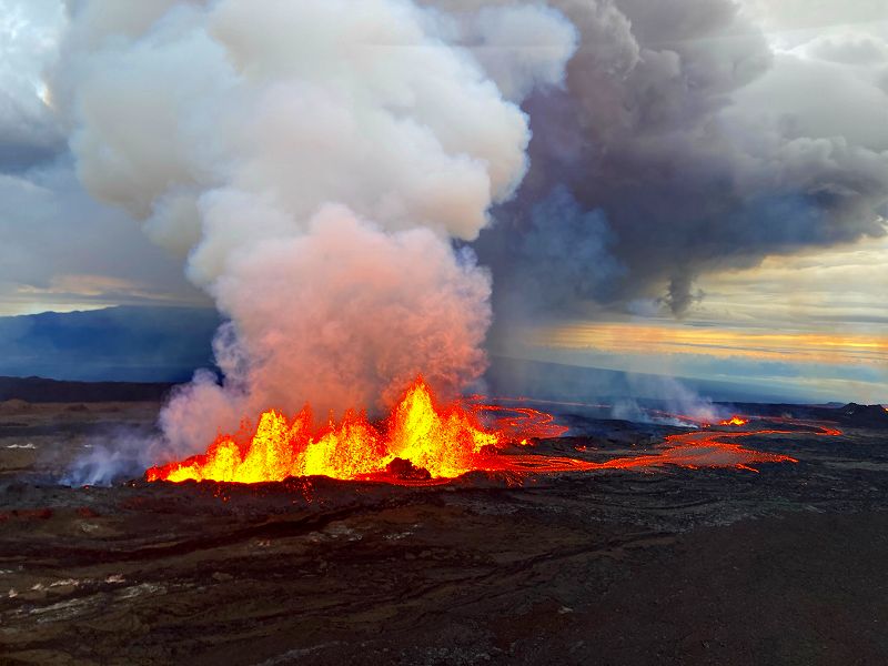 マウナロア火山、迫力の噴火映像