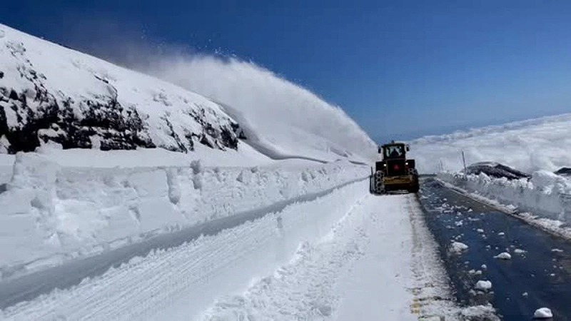マウナケアロードが除雪作業で閉鎖
