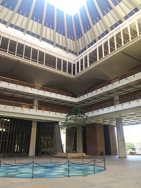 建物内は吹き抜けの回廊式